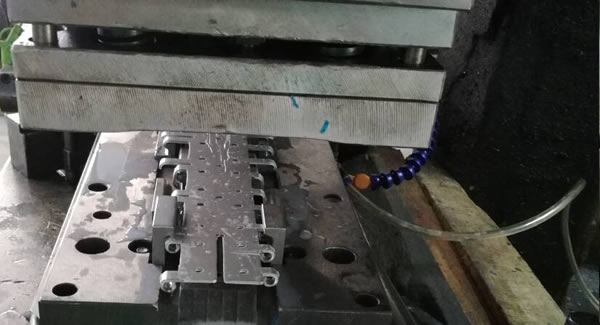 精業(yè)求精、用心生產(chǎn)高品質(zhì)高效率的東莞合頁,東莞鉸鏈,東莞不銹鋼合頁