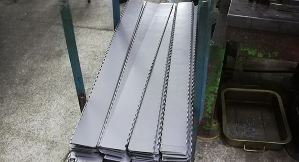 遇到困難,齊心協(xié)力,解決東莞合頁(yè),東莞鉸鏈.卷圓工序發(fā)熱,尺寸差異問題