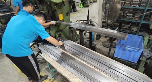 合頁(yè)的平直順，穩(wěn)定與和諧的象征|廣有五金&東莞合頁(yè)